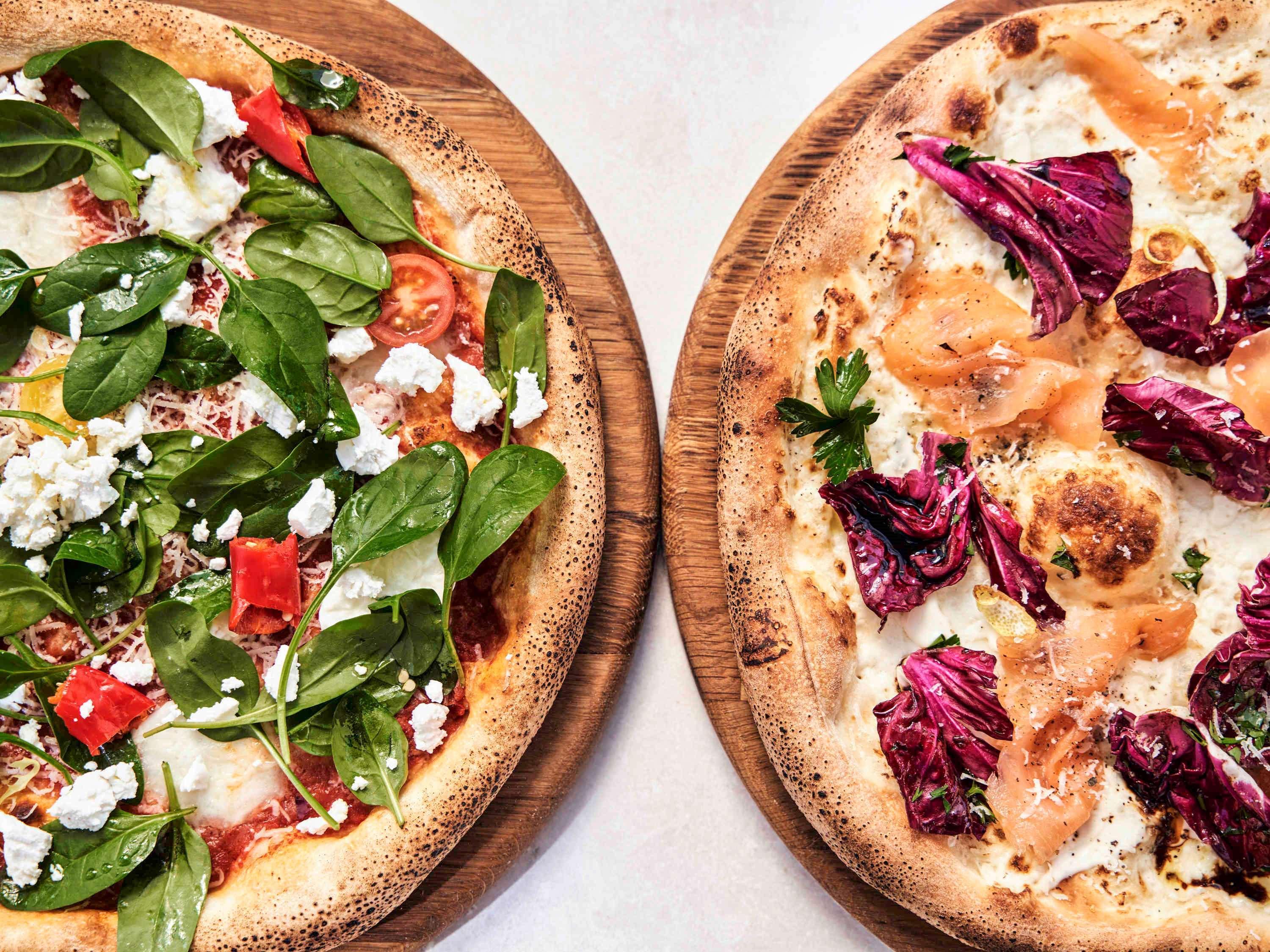 迪拜瑞享大广场酒店 外观 照片 Two vegetarian pizzas