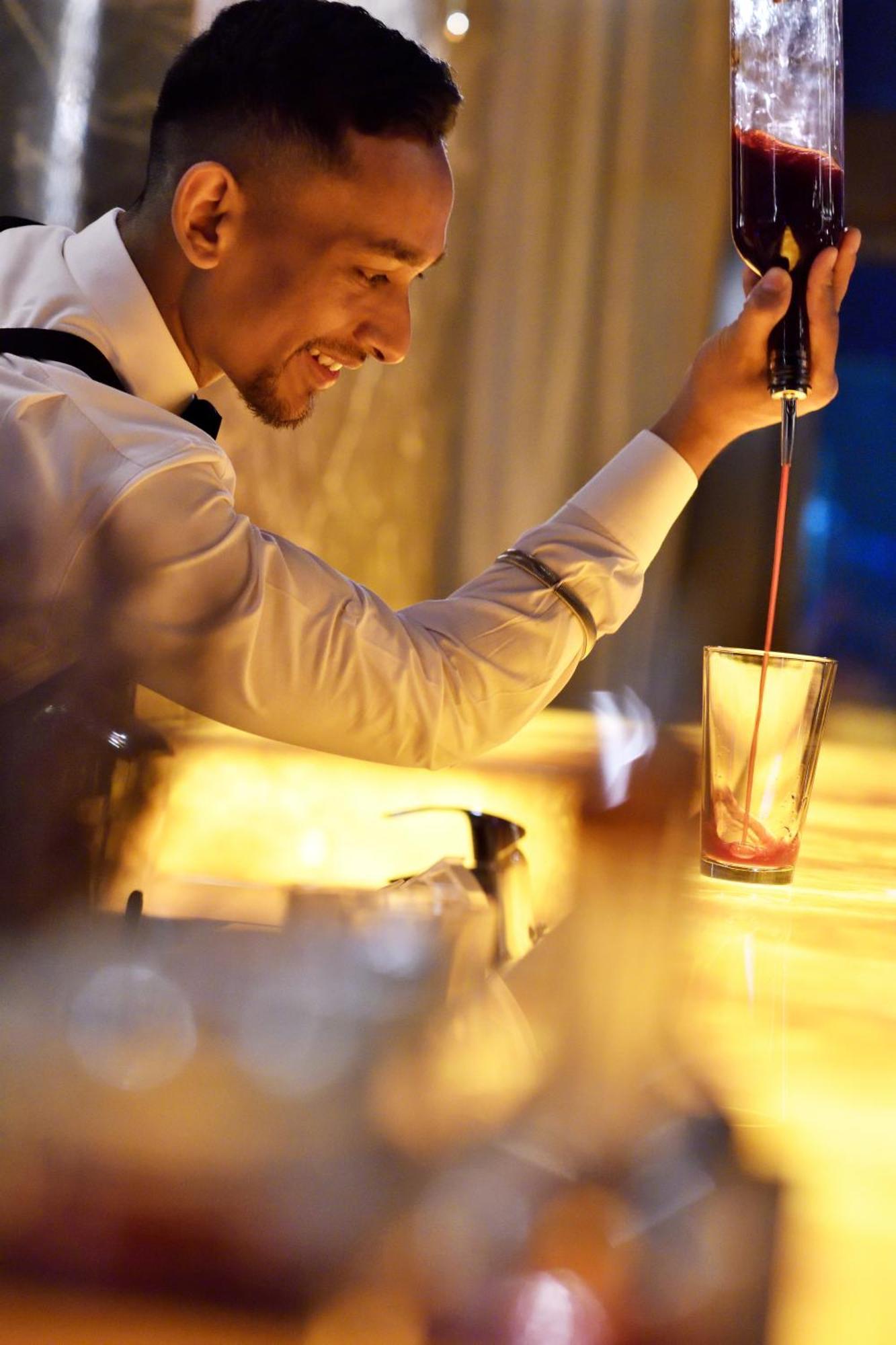 迪拜瑞享大广场酒店 外观 照片 A bartender making a cocktail