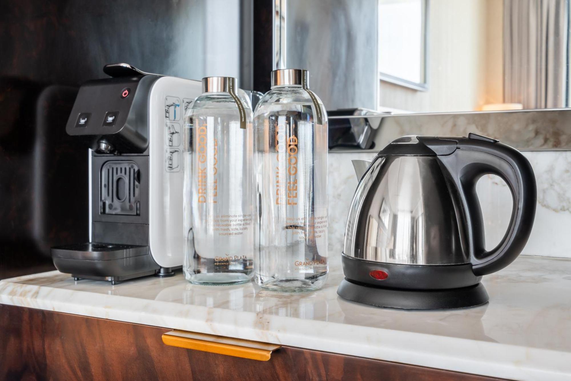 迪拜瑞享大广场酒店 外观 照片 A kettle and coffee machine